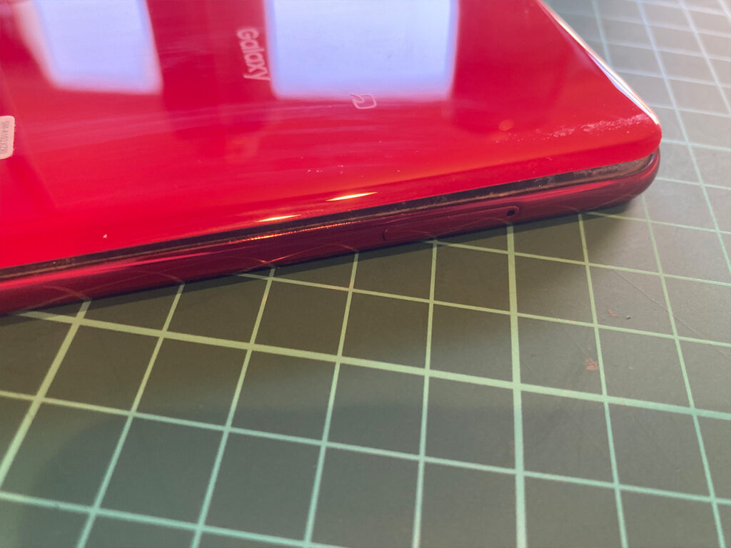 Galaxy A20の背面浮き修理の状態