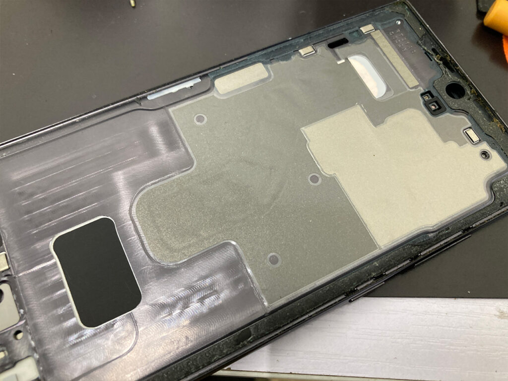 Galaxy S22 Ultra画面修理の作業中
