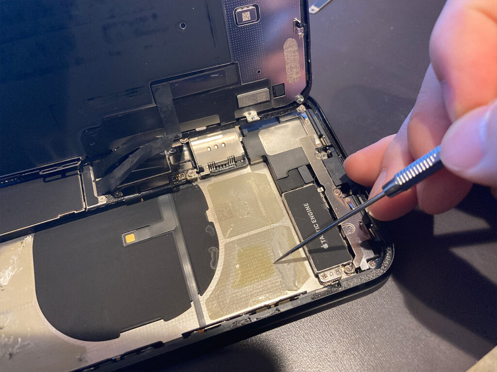 iPhone XR バッテリー交換 作業中