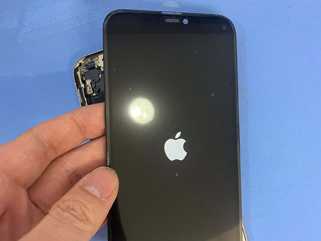 iPhone 11の画面交換作業