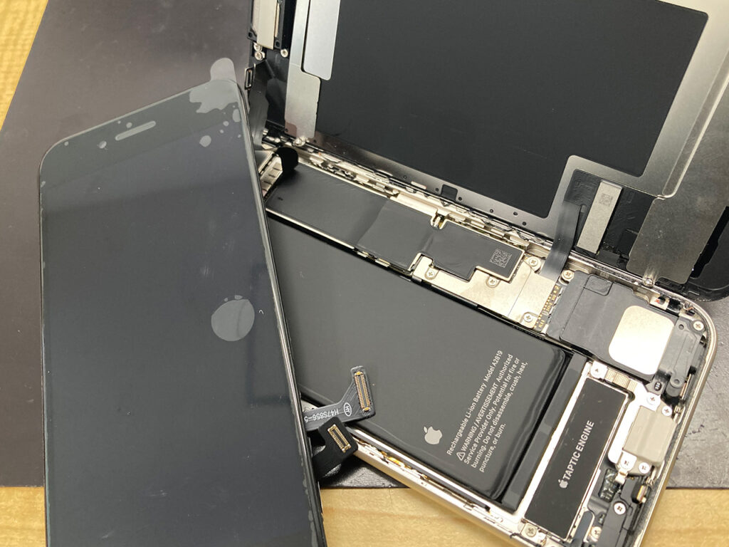 iPhone SE3の画面修理の分解中