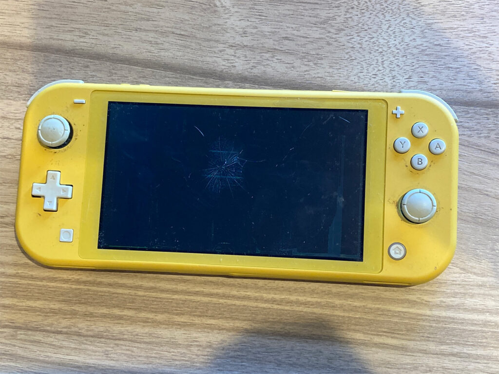 Switch Lite液晶ひび修理前