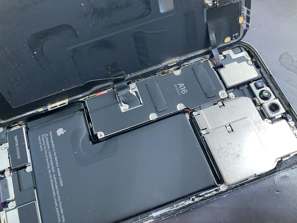 iPhone 14 Proのバッテリー交換作業